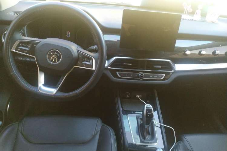 Used BYD Song 2021 Classic Edition 1.5T Automatic Elite Model Center Console