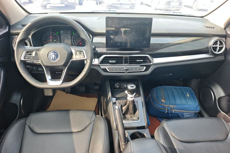 Used BYD Song 2021 Classic Edition 1.5T Manual Luxury Model Center Console