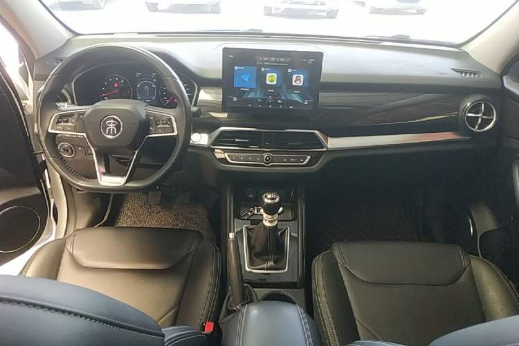 Used BYD Song 2021 Classic Edition 1.5T Manual Luxury Model Center Console