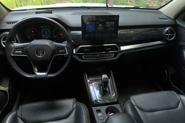 Used BYD Song 2021 Classic Edition 1.5T Automatic Luxury Model Center Console