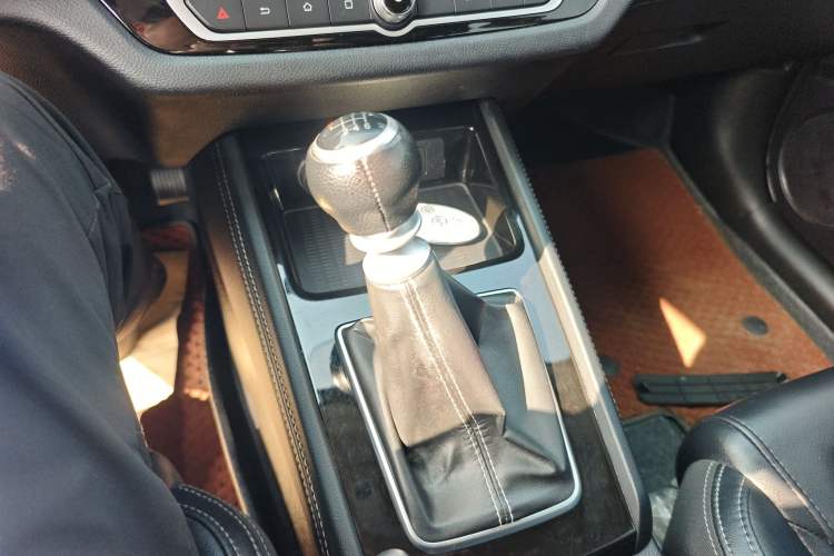 Used BYD Song 2021 Classic Edition 1.5T Manual Luxury Model Gear Lever