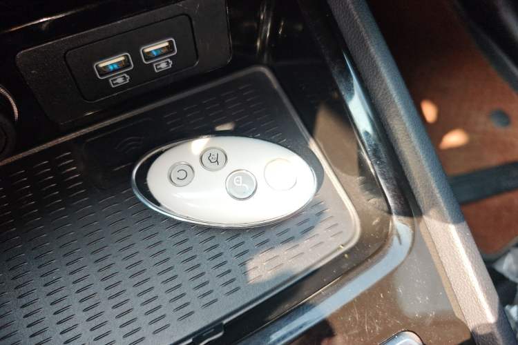 Used BYD Song 2021 Classic Edition 1.5T Manual Luxury Model Interior 1