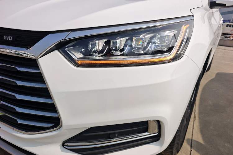 Used BYD Song 2021 Classic Edition 1.5T Manual Luxury Model Left Front Headlight