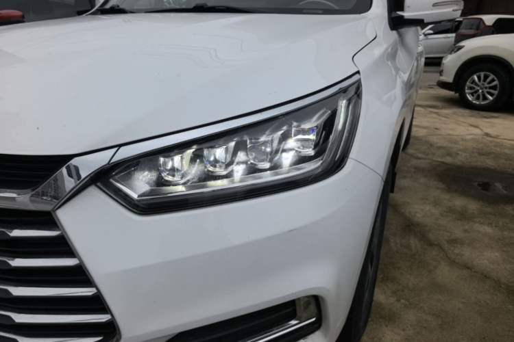 Used BYD Song 2021 Classic Edition 1.5T Automatic Luxury Model Left Front Headlight