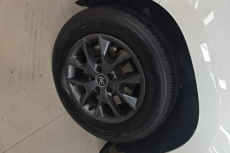 Used BYD Song 2021 Classic Edition 1.5T Automatic Elite Model Left Front Wheel Hub