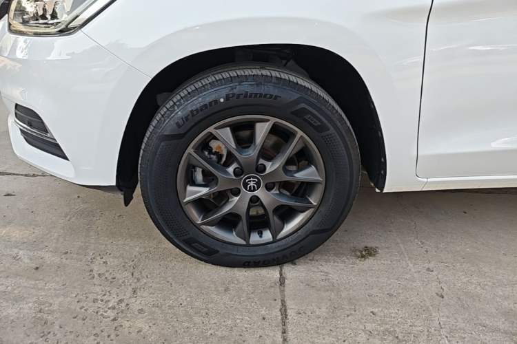 Used BYD Song 2021 Classic Edition 1.5T Automatic Elite Model Left Front Wheel Hub