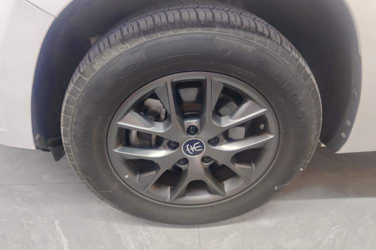 Used BYD Song 2021 Classic Edition 1.5T Automatic Elite Model Left Front Wheel Hub