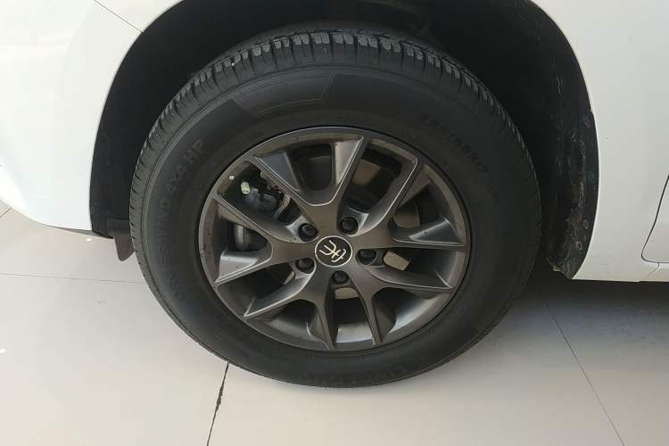 Used BYD Song 2021 Classic Edition 1.5T Automatic Elite Model Left Front Wheel Hub