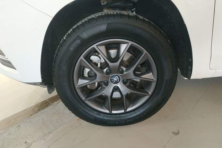 Used BYD Song 2021 Classic Edition 1.5T Automatic Elite Model Left Front Wheel Hub