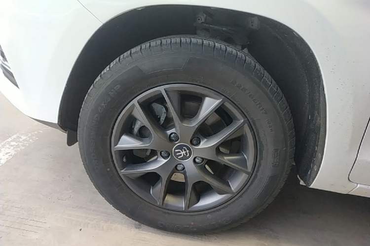 Used BYD Song 2021 Classic Edition 1.5T Manual Luxury Model Left Front Wheel Hub