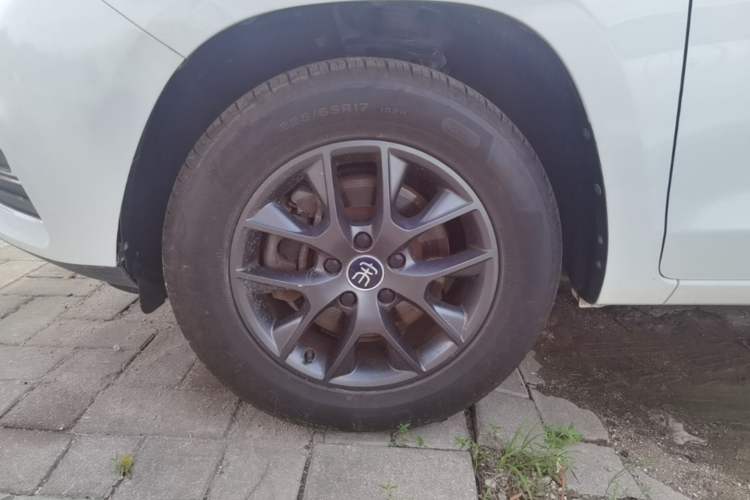 Used BYD Song 2021 Classic Edition 1.5T Automatic Elite Model Left Front Wheel Hub