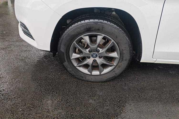 Used BYD Song 2021 Classic Edition 1.5T Automatic Elite Model Left Front Wheel Hub