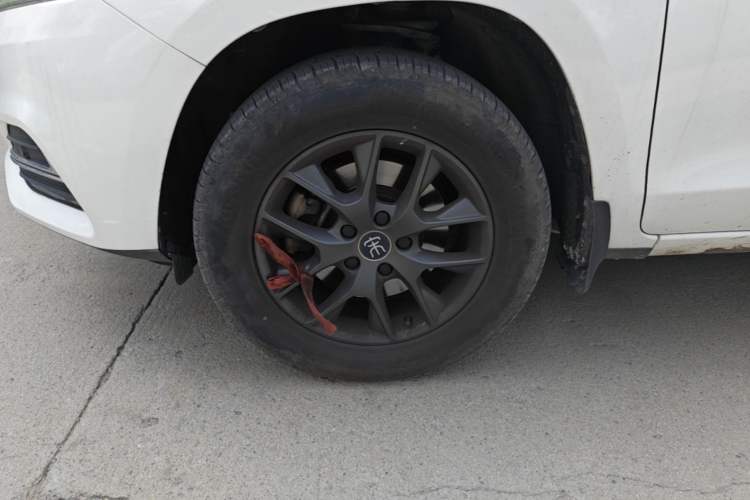 Used BYD Song 2021 Classic Edition 1.5T Automatic Elite Model Left Front Wheel Hub
