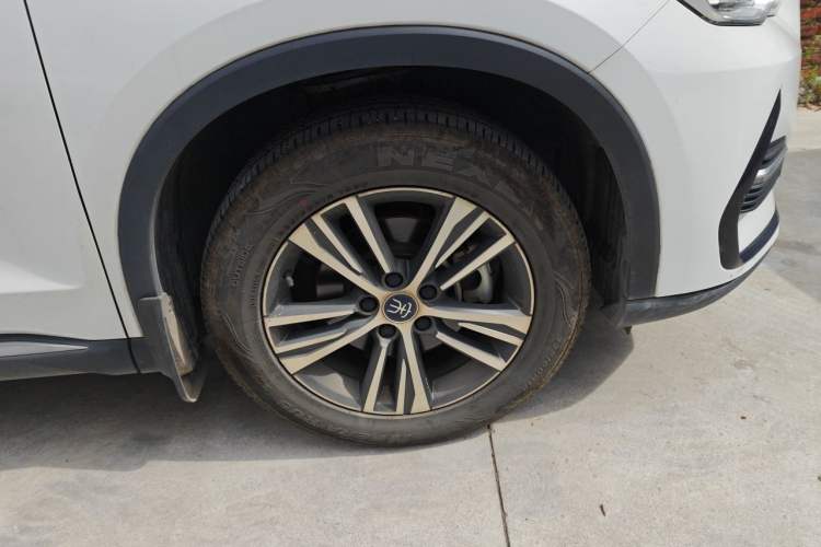 Used BYD Song 2021 Classic Edition 1.5T Automatic Elite Model Right Front Wheel Hub