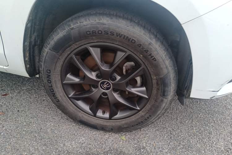 Used BYD Song 2021 Classic Edition 1.5T Manual Luxury Model Right Front Wheel Hub