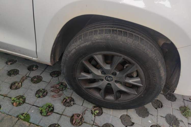 Used BYD Song 2021 Classic Edition 1.5T Manual Luxury Model Right Front Wheel Hub