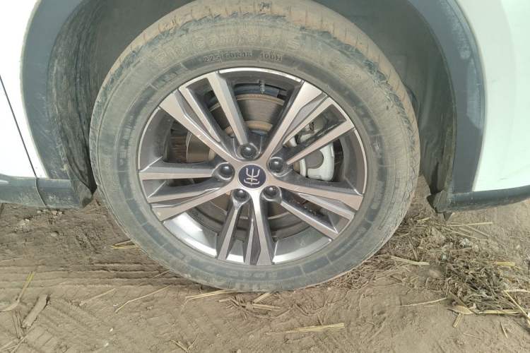 Used BYD Song 2021 Classic Edition 1.5T Automatic Elite Model Right Front Wheel Hub