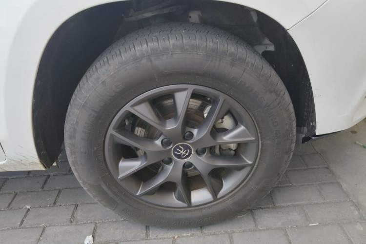 Used BYD Song 2021 Classic Edition 1.5T Manual Luxury Model Right Front Wheel Hub