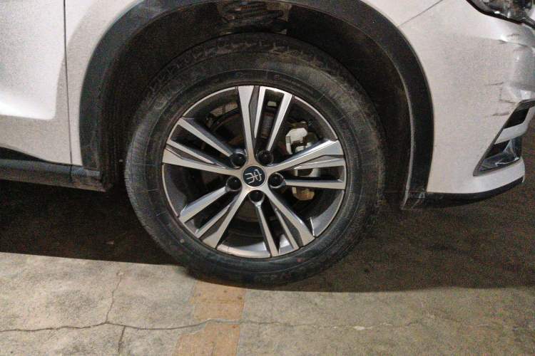 Used BYD Song 2021 Classic Edition 1.5T Automatic Elite Model Right Front Wheel Hub