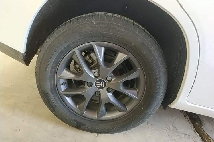 Used BYD Song 2021 Classic Edition 1.5T Manual Luxury Model Right Rear Wheel Hub