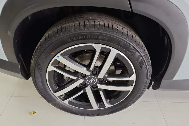Used BYD Song L DM-i 2025 Intelligent Driving Version 112 km Leading Trim Right Rear Wheel Hub