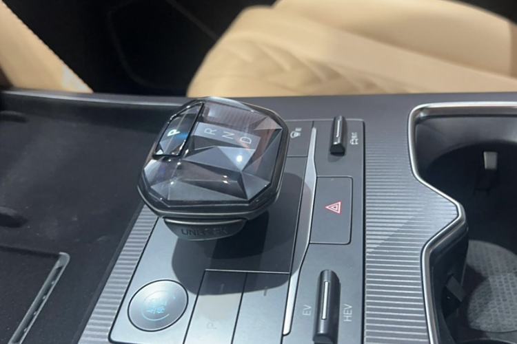 Used BYD Song L DM-i 2024 160 km Excellence Version Interior 4