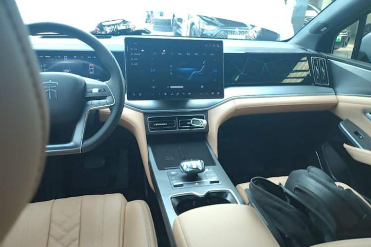 Used BYD Song L DM-i 2024 160 km Excellence Version Center Console