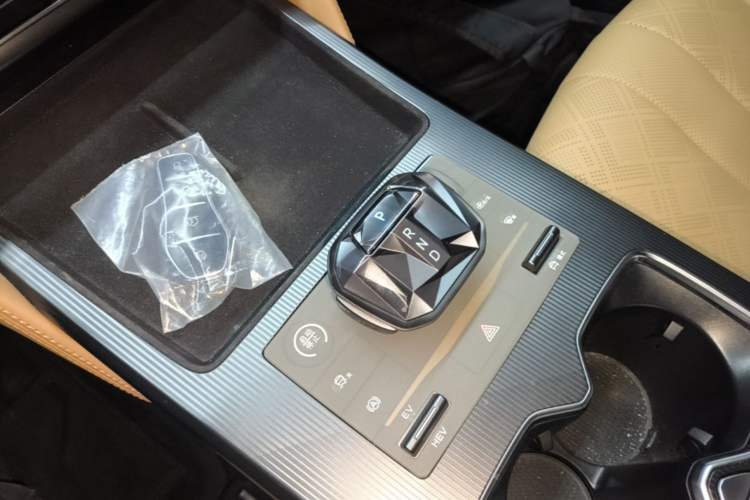 Used BYD Song L DM-i 2024 112 km Leading Edition Gear Lever