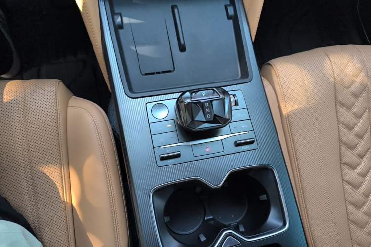 Used BYD Song L DM-i 2024 112 km Beyond Edition Gear Lever
