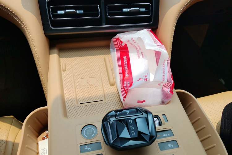 Used BYD Song L DM-i 2024 112 km Beyond Edition Gear Lever