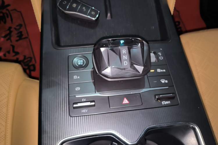 Used BYD Song L DM-i 2024 112 km Leading Edition Gear Lever