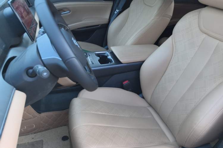 Used BYD Song L DM-i 2024 112 km Leading Edition Left Front Seat