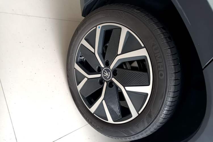 Used BYD Song L DM-i 2024 160 km Excellence Version Right Rear Wheel Hub
