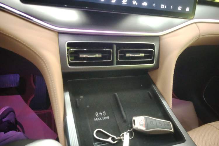 Used BYD Song L DM-i 2024 160 km Excellence Version Audio And AC Panel