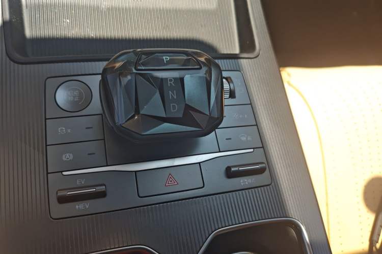 Used BYD Song L DM-i 2024 112 km Leading Edition Gear Lever