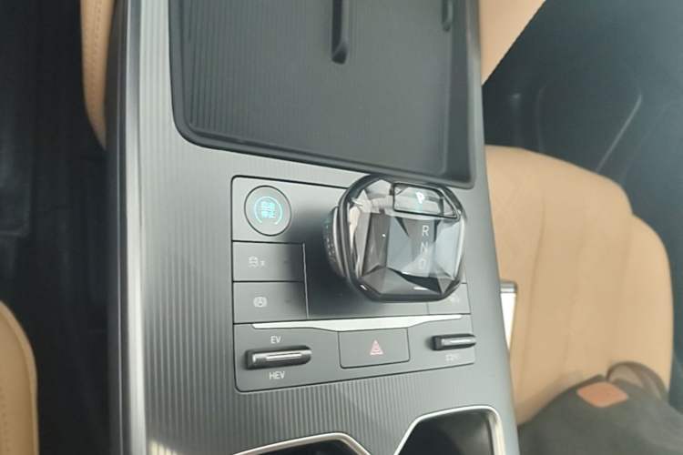 Used BYD Song L DM-i 2024 112 km Leading Edition Gear Lever