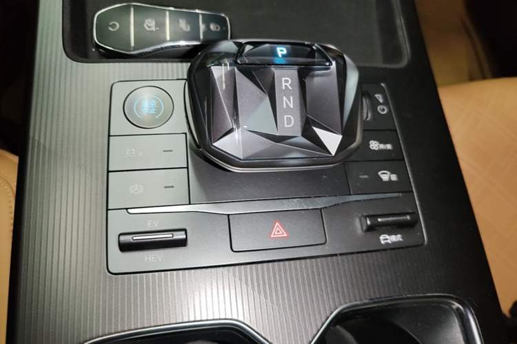 Used BYD Song L DM-i 2024 112 km Leading Edition Gear Lever