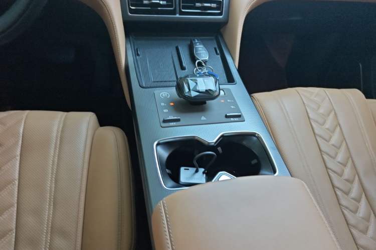 Used BYD Song L DM-i 2024 112 km Beyond Edition Gear Lever