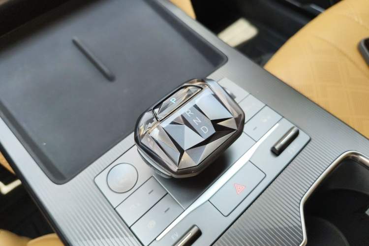 Used BYD Song L DM-i 2024 112 km Leading Edition Gear Lever