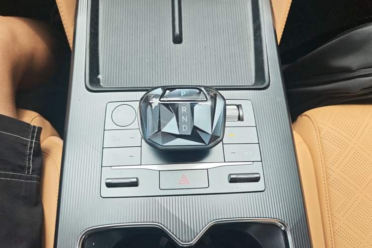 Used BYD Song L DM-i 2024 112 km Leading Edition Gear Lever