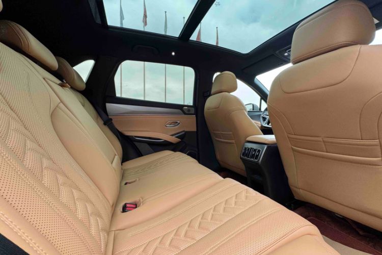 Used BYD Song L DM-i 2024 160 km Excellence Version Interior 7