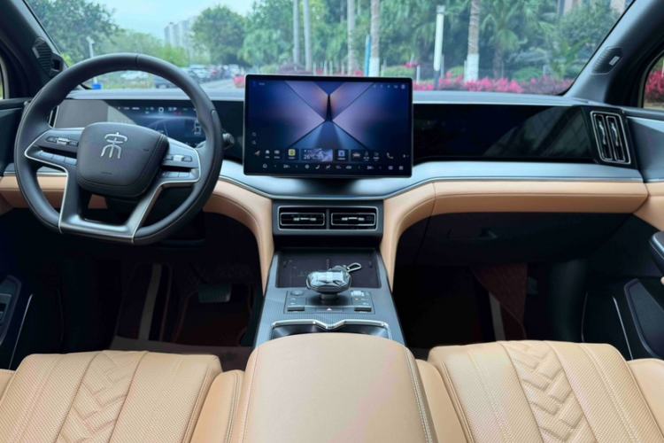 Used BYD Song L DM-i 2024 160 km Excellence Version Interior 9