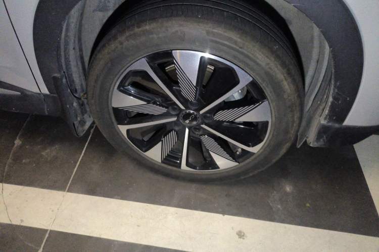 Used BYD Song L DM-i 2024 160km Beyond Edition Right Front Wheel Hub