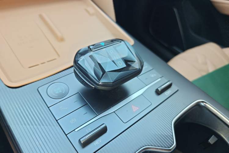 Used BYD Song L DM-i 2024 112 km Beyond Edition Gear Lever