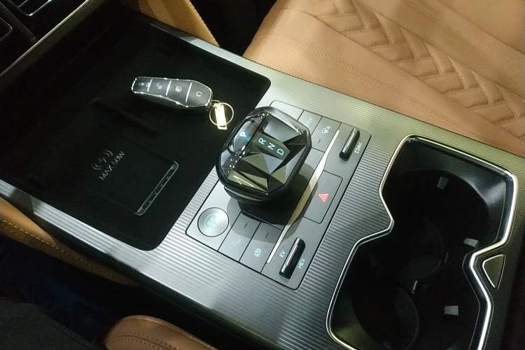 Used BYD Song L DM-i 2024 112 km Beyond Edition Gear Lever