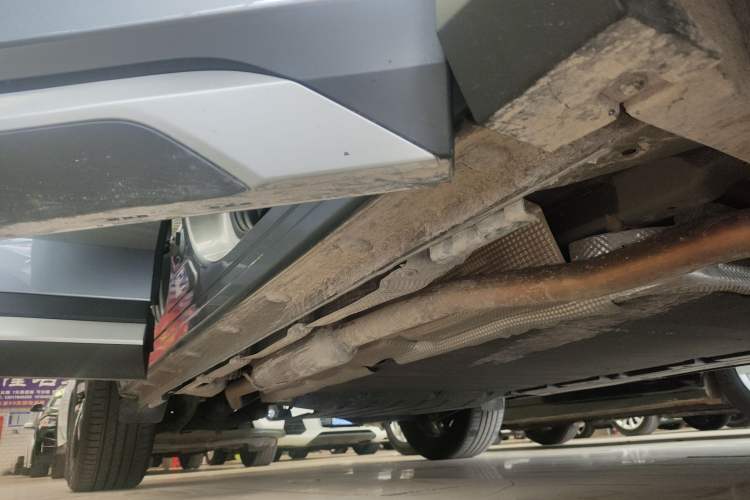 Used BYD Song L DM-i 2024 112 km Leading Edition Right Side Sill