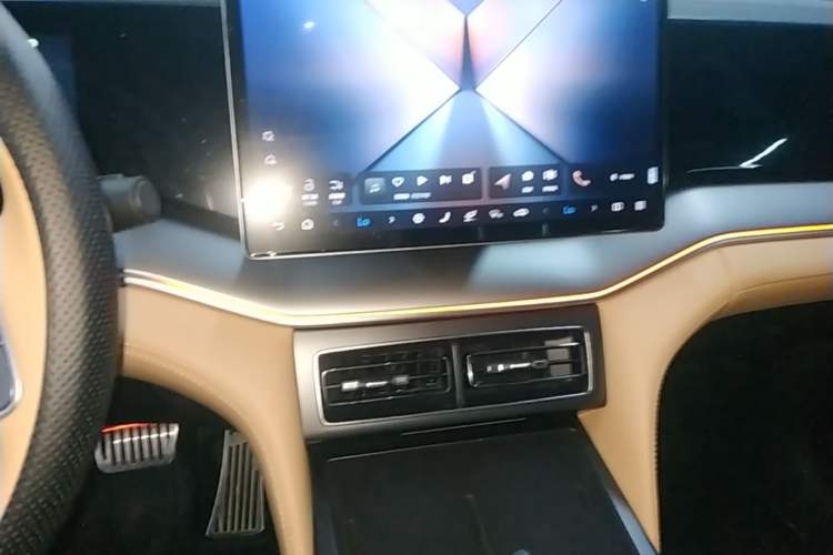 Used BYD Song L DM-i 2024 112 km Beyond Edition Audio And AC Panel
