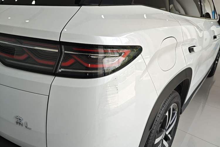 Used BYD Song L DM-i 2024 112 km Beyond Edition Exterior 3