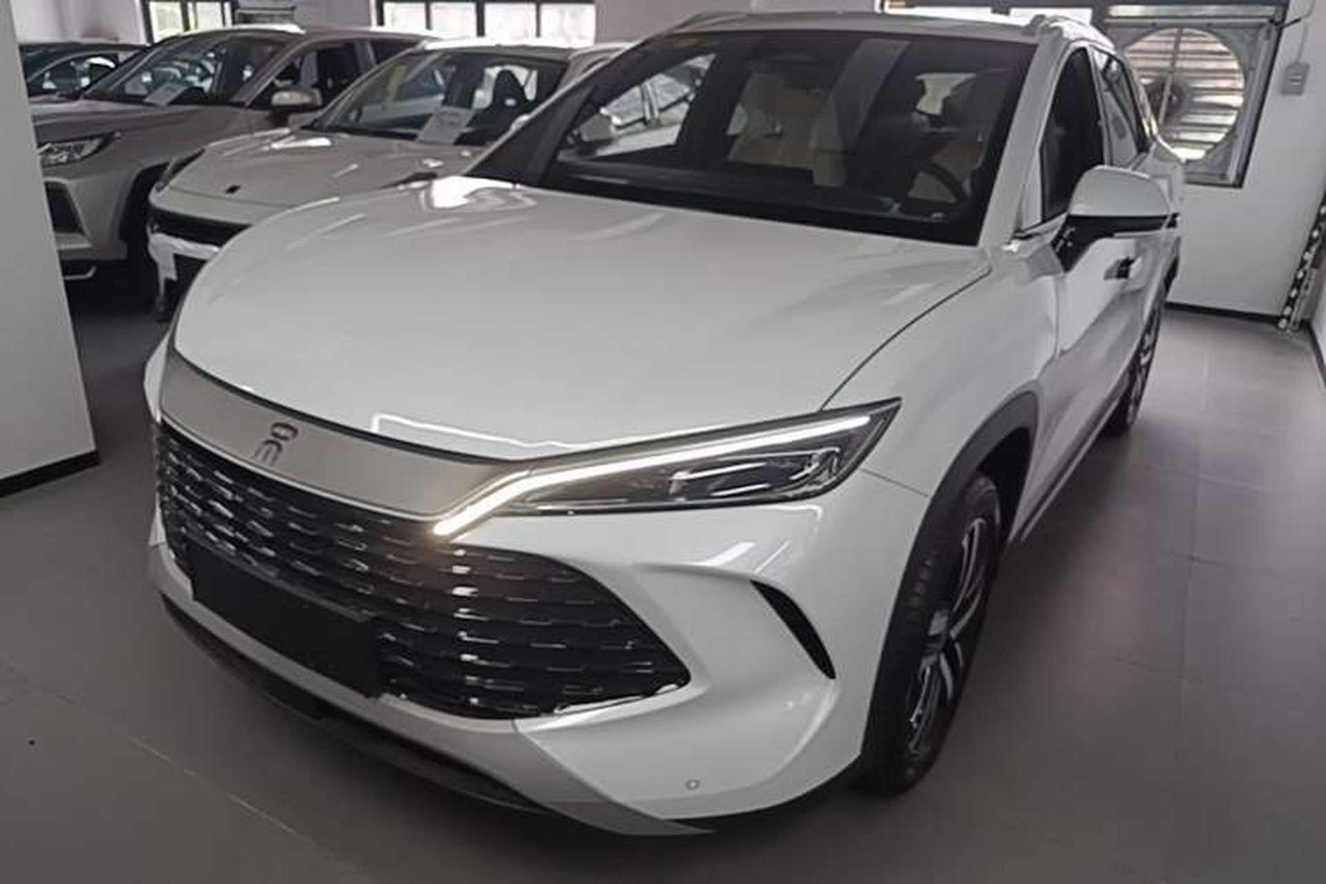 Used BYD Song L DM-i 2024 112 km Beyond Edition Front Left 45 Deg