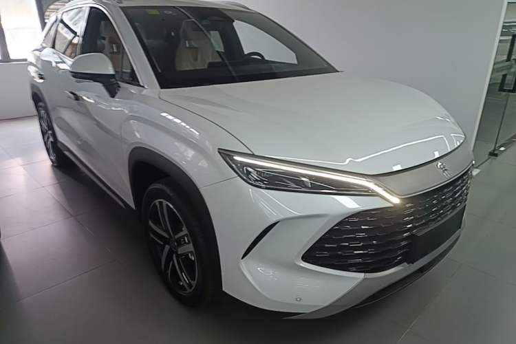 Used BYD Song L DM-i 2024 112 km Beyond Edition Front Right 45 Deg
